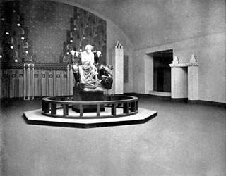 XIVth exhibition 1902, main hall with "Beethoven statue" by Max Klinger. Foto: Secession