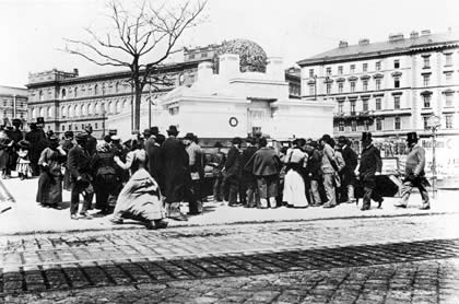 Crowd in front of the Secession, 1902