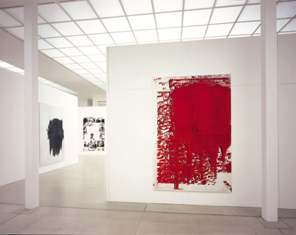 Main Hall, Exhibition Christopher Wool, 2001, Photo: Matthias Herrmann