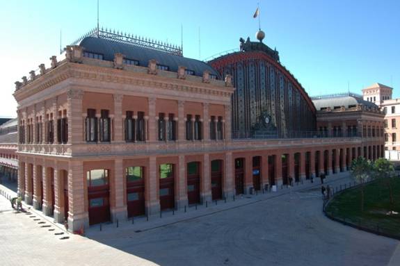 http://upload.wikimedia.org/wikipedia/commons/3/39/Estaci%C3%B3n_de_Atocha_(Madrid)_06.jpg