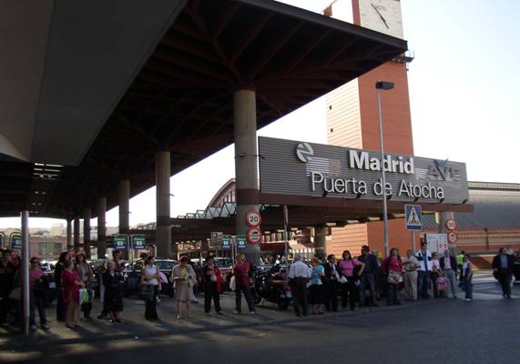 http://www.madridteacher.com/fotos/atocha/atocha-station-2.jpg